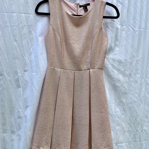 👑 Forever 21 Stunning Rose Gold Pleated Dress 👑 - Picture 4 of 8